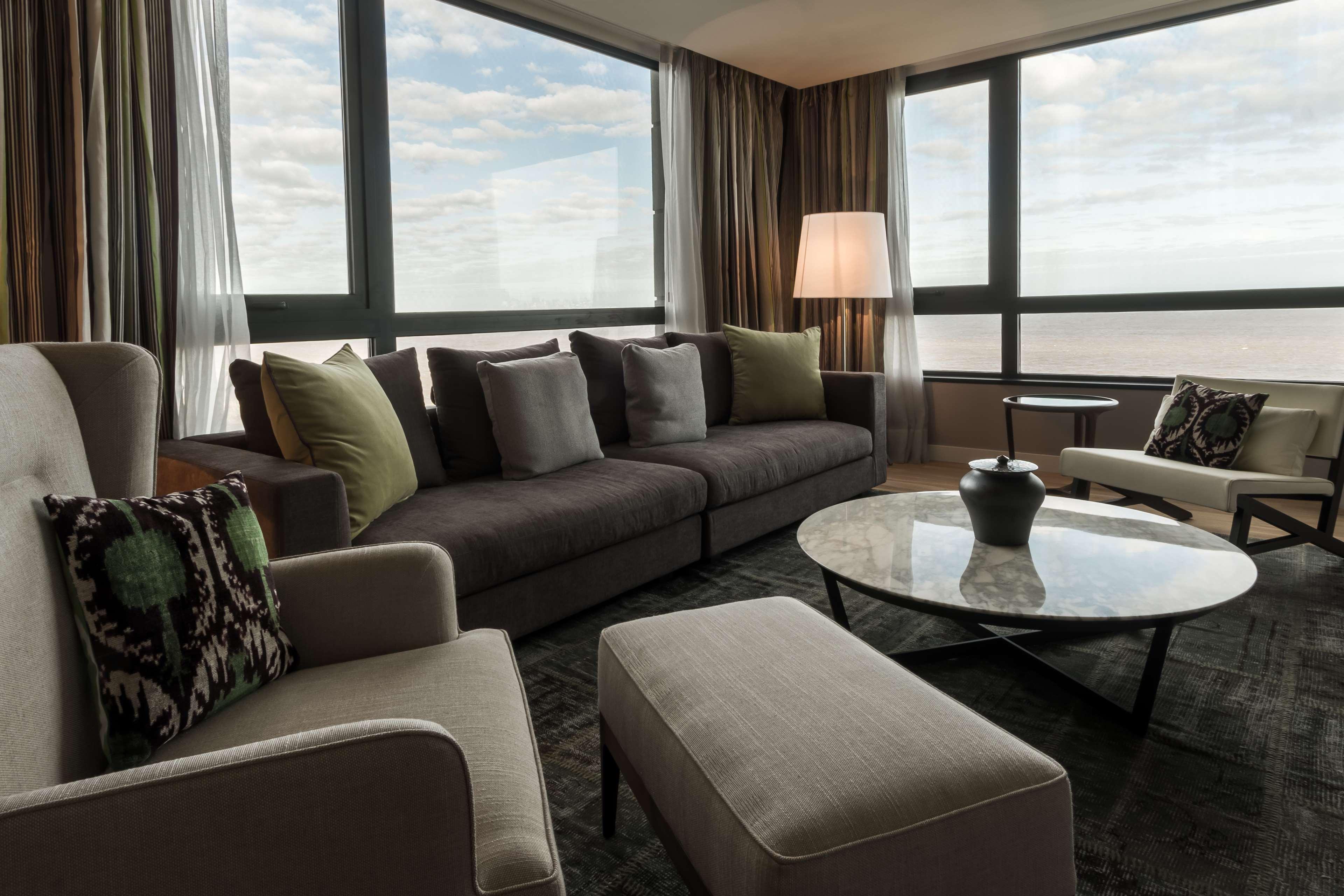 蒙特维迪奥凯悦中心酒店 蒙得维的亚 外观 照片 A living room at the Ritz-Carlton, Boston