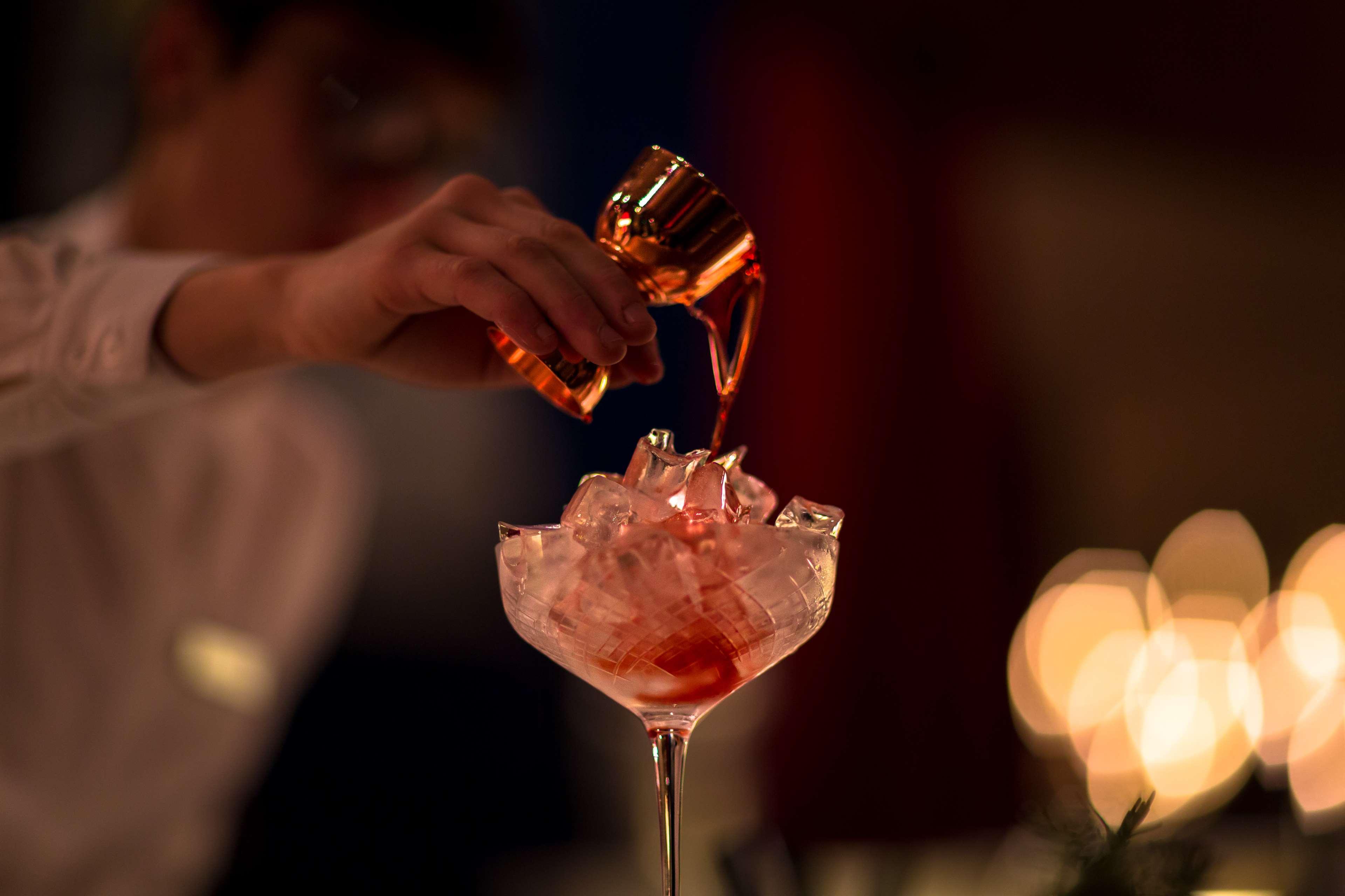 蒙特维迪奥凯悦中心酒店 蒙得维的亚 外观 照片 Preparation of a Negroni