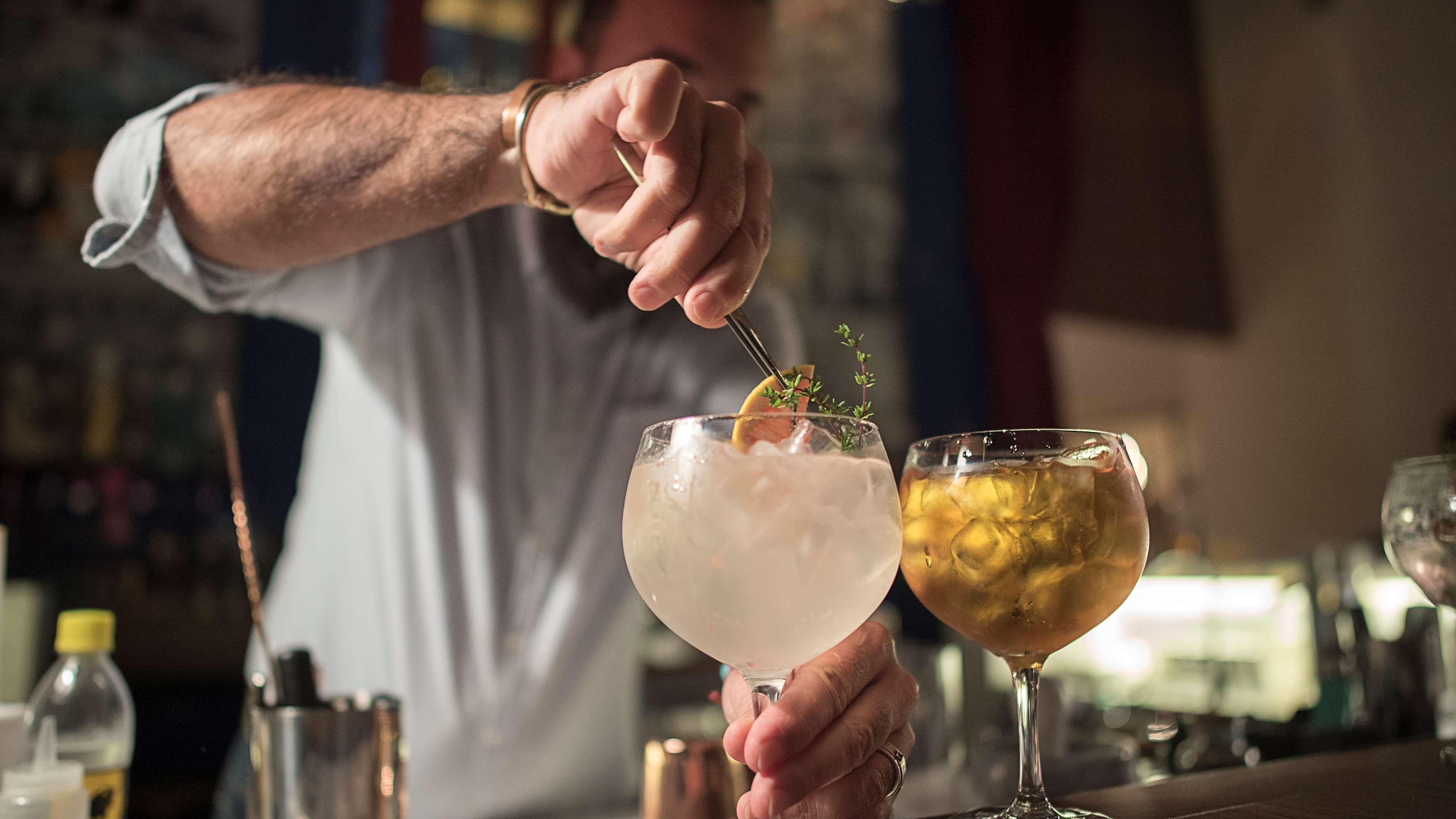 蒙特维迪奥凯悦中心酒店 蒙得维的亚 外观 照片 A bartender preparing a cocktail
