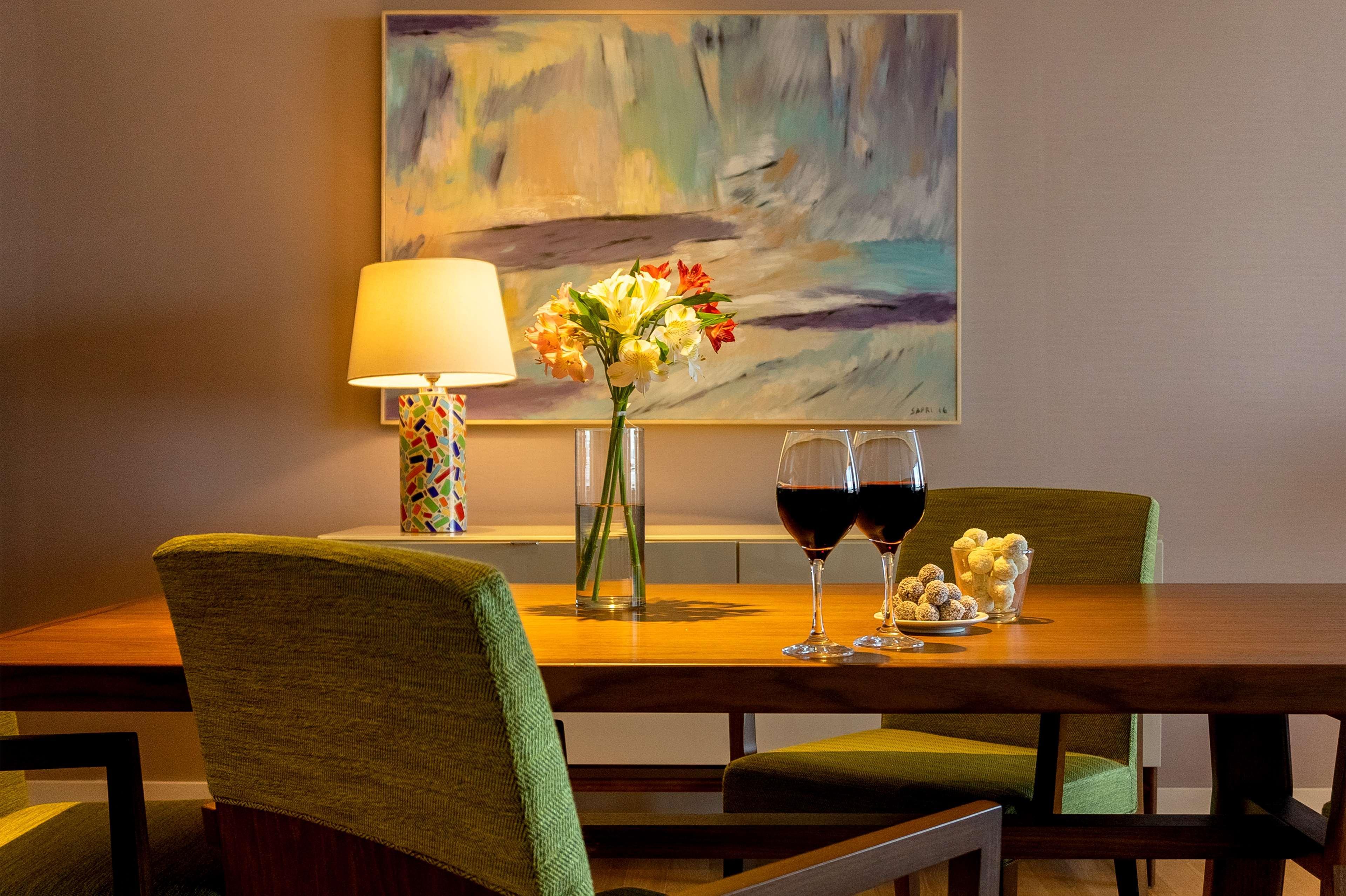 蒙特维迪奥凯悦中心酒店 蒙得维的亚 外观 照片 A dining room table with wine glasses